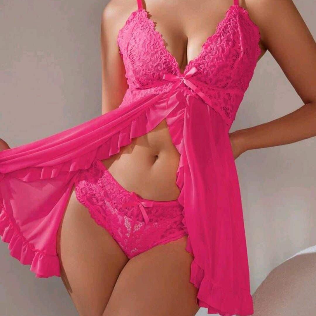 אישה לובשת הלבשה תחתונה ורודה ותחרה, עם חצאית חלקית וכתפיות דקות.