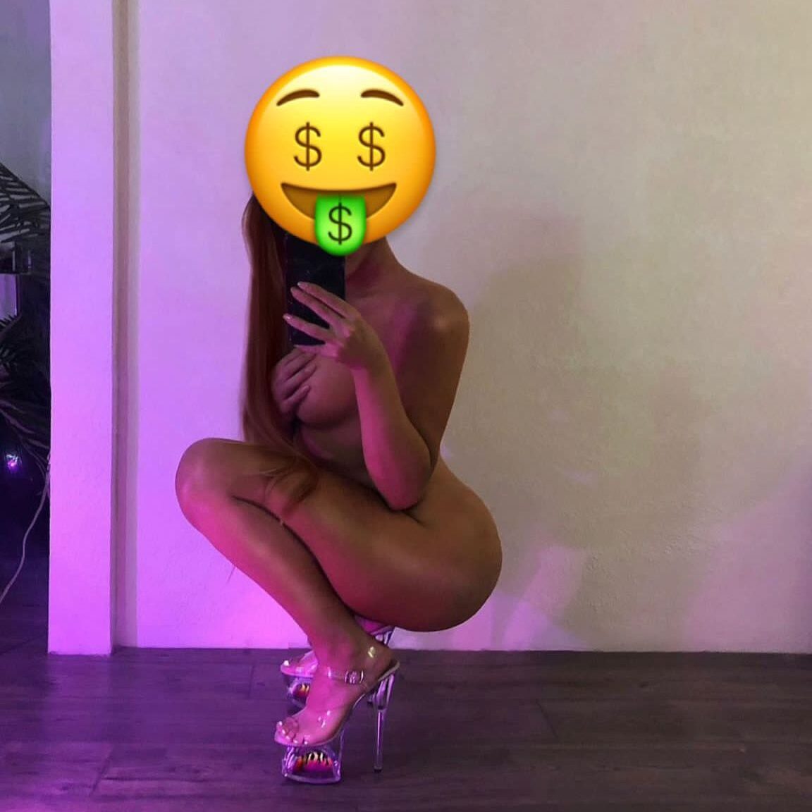 דמות עירומה מחזיקה טלפון תוך כדי ישיבה על עקבים, פנים מכוסות באימון מוזר עם סימן דולר.