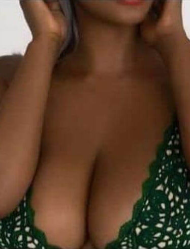 פרל-בתל-אביב-בחורה-חמה-1 אישה לובשת בגד ים ירוק עם דוגמה מחוררת.