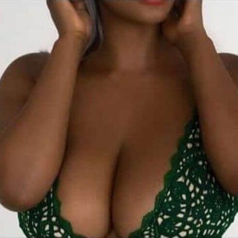 אישה לובשת בגד ים ירוק עם דוגמה מחוררת.