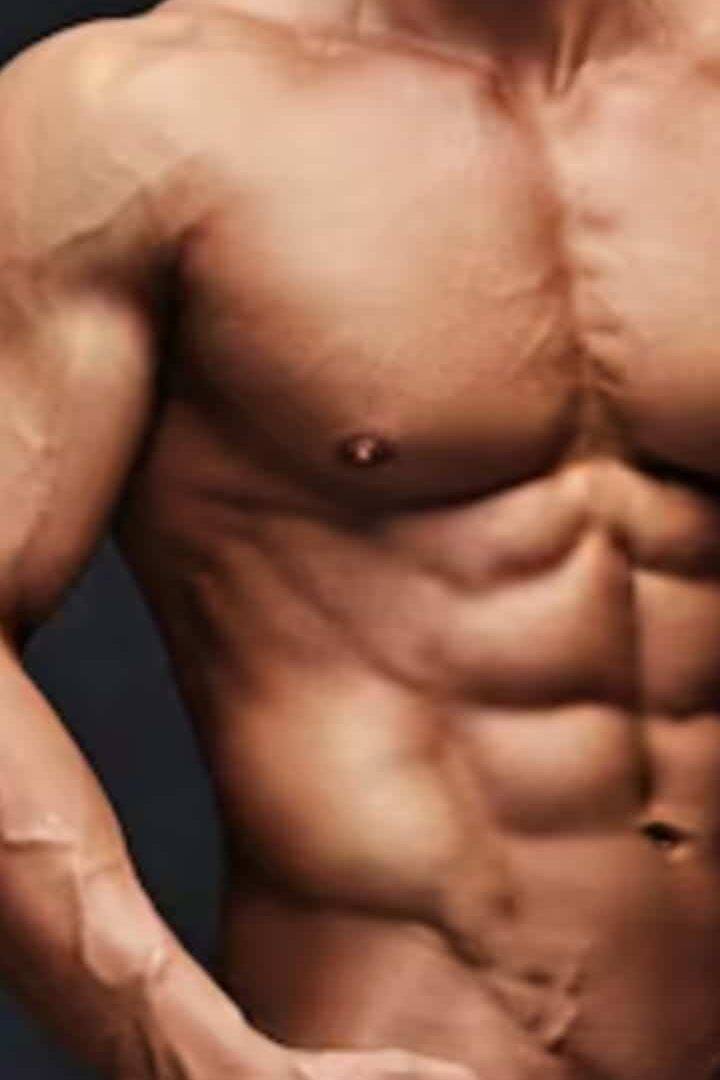 WhatsApp-Image-2024-05-15-at-16.10.47 גוף של גבר שרירי ללא חולצה, לובש ג'ינס, מצולם מהצוואר עד המותניים.