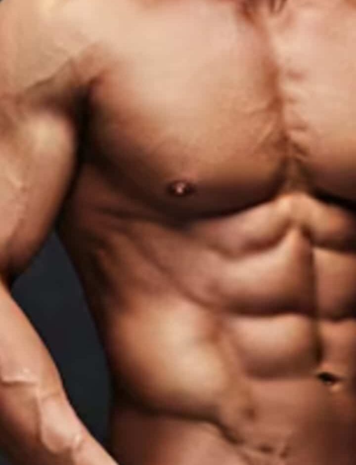 WhatsApp-Image-2024-05-15-at-16.10.47 גוף של גבר שרירי ללא חולצה, לובש ג'ינס, מצולם מהצוואר עד המותניים.