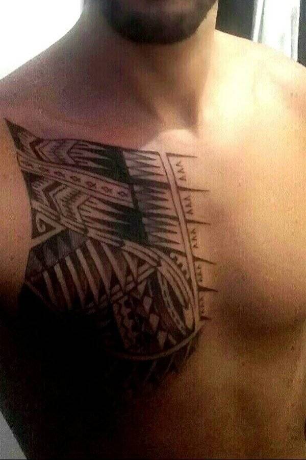 WhatsApp-Image-2024-07-21-at-10.01.28-1 אדם ללא חולצה עם קעקוע פולינזי משורטט על החזה הימני.